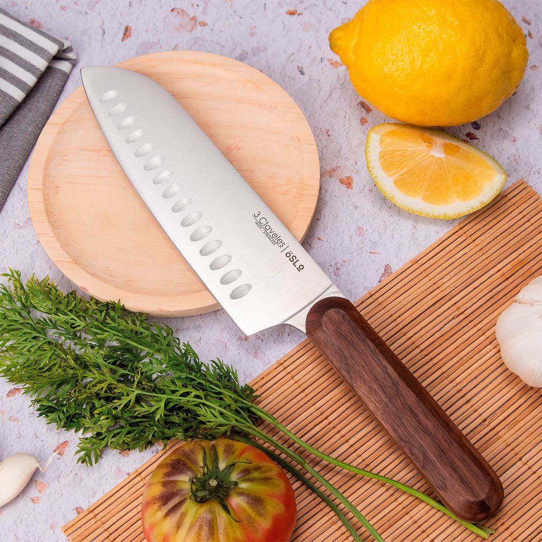 3 Claveles Oslo - Cuchillo Santoku 17.5 cm Acero Estampado y Mango Madera de Nogal