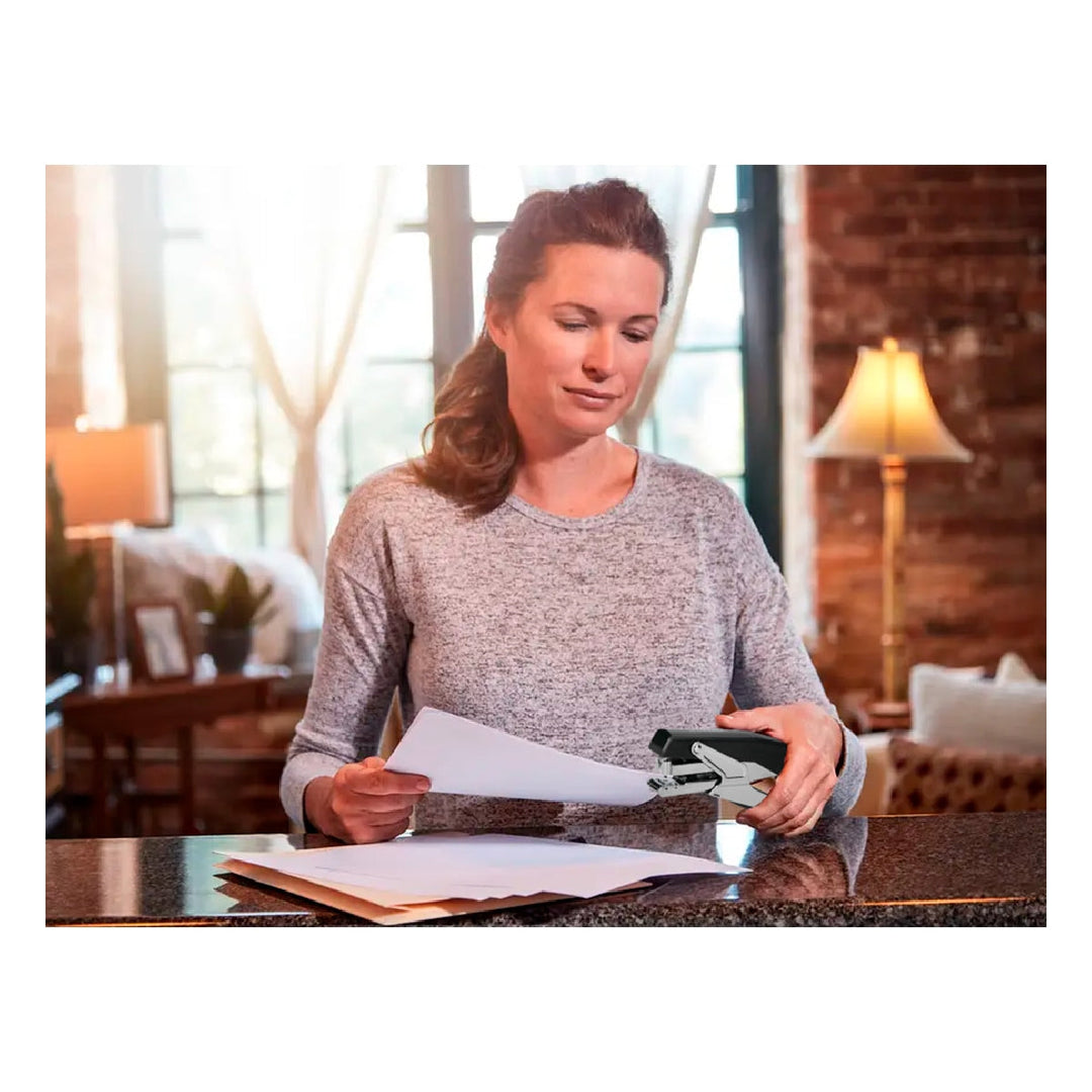 Q-CONNECT - Grapadora Q-Connect Metalizada y Negra de Tenaza Tacto Suave Capacidad 25 Hojas Usa Grapas 24/6 y 26