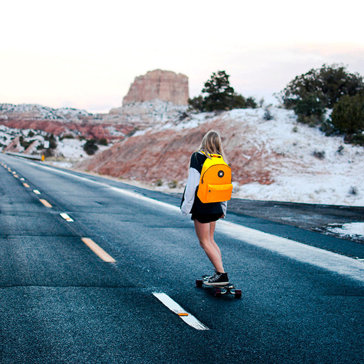 ANTARTIK - Mochila Escolar con Asas Acolchadas y Bolsillo Exterior. Mostaza